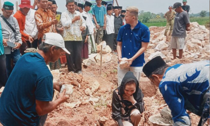 Peletakan Batu Pertama Asrama Ponpes Arroudhotul Wahida : Amelia Nanda Sari Serukan Pendidikan